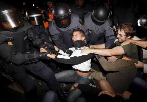 Manifestantes, cargas policiales y algaradas en el 25-S en España.